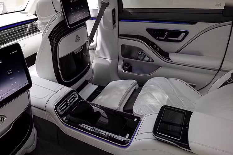 Ngoài ra, trải nghiệm đẳng cấp thương gia trên Mercedes-Maybach S-Class 2022 còn được tăng cường hơn nữa với một số trang bị tùy chọn như khay để cốc có sưởi và làm mát ở bệ tỳ tay trung tâm hàng ghế sau, bàn làm việc với cơ cấu gập thông minh - tương tự như trên ghế hàng không hạng nhất, tủ lạnh đi kèm cặp ly champagne chế tác từ bạc và hệ thống đóng mở/cửa bằng điện kích hoạt thông qua công tắc gắn trên trần xe.