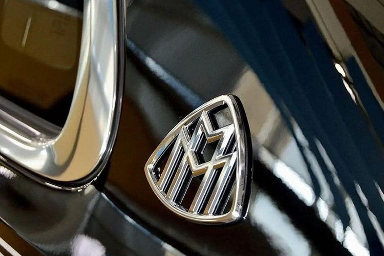 Mercedes-Maybach S680 sở hữu khối động cơ tăng áp kép V12 6.0L, sản sinh công suất tối đa 621 mã lực và momen xoắn cực đại 1.001 Nm. Đi kèm là hộp số tự động 9 cấp và hệ dẫn động 4 bánh toàn thời gian, cho phép chiếc sedan siêu sang này tăng tốc từ 0 - 100 km/h trong 4,4 giây, tốc độ tối đa 209 km/h. Tính năng đánh lái cầu sau có sẵn trên xe nhằm tăng cường tính cơ động và linh hoạt khi di chuyển trong đô thị.