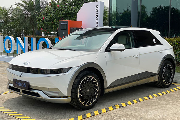 Tại sự kiện khánh thành nhà máy Hyundai Thành Công Việt Nam số 2 (HTMV2) tại khu công nghiệp Gián Khẩu, huyện Gia Viễn, tỉnh Ninh Bình, Tập đoàn Thành Công (TC Group) hé lộ sẽ lắp ráp thêm một số mẫu xe mới để phân phối tại Việt Nam. Ngoài SantaFe Hybrid, TC Group còn lên kế hoạch lắp ráp xe ôtô điện Hyundai Ioniq 5 tại Việt Nam.