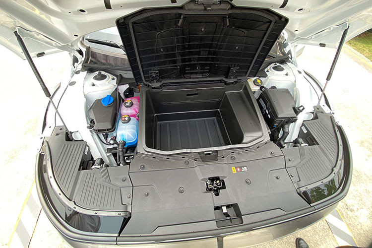 Tuy nhiên, vào hồi tháng 8 năm nay, nhân viên tư vấn bán hàng tại đại lý đã báo giá dự kiến cho mẫu ôtô điện này, lên đến 1,9 tỷ đồng. Nếu giá bán này là chính xác thì mẫu ôtô điện Hàn Quốc sẽ đắt hơn đáng kể so với đối thủ VinFast VF8.