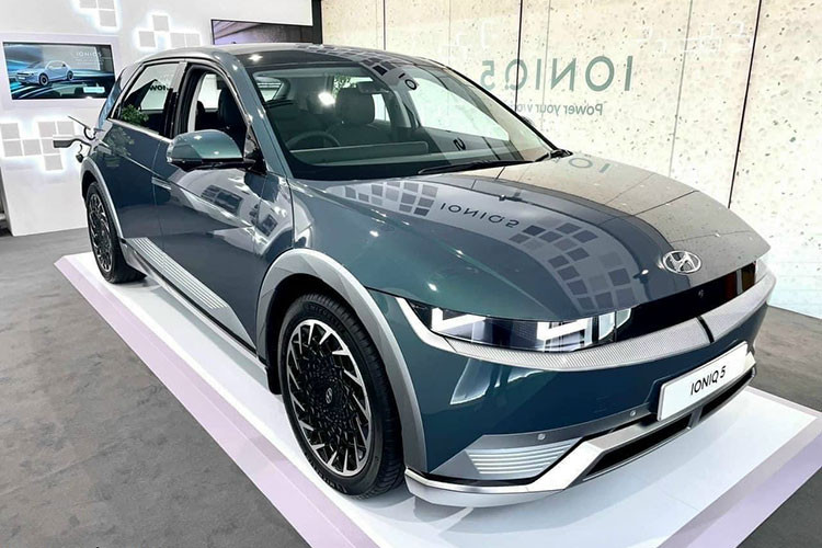 Thêm vào đó là nắp ca-pô vỏ sò mượt mà, tay nắm cửa nằm chìm vào thân xe và bộ vành hợp kim 20 inch đa chấu với thiết kế khí động lực học nhằm giảm hệ số lực cản không khí cho xe. Tương tự dải đèn LED định vị ban ngày, đèn hậu của xe cũng được thiết kế dạng điểm ảnh...