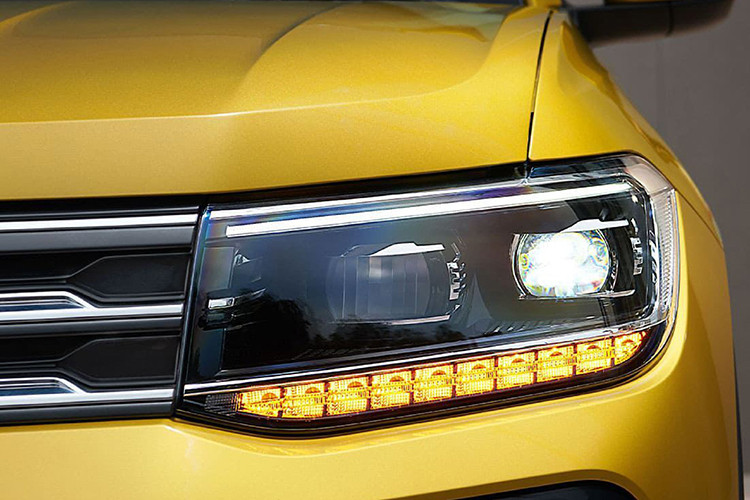 Phần đầu xe nổi bật với bộ lưới tản nhiệt mạ chrome 3D kiểu bậc thang đặc trưng, nối liền cụm đèn trước LED thấu kính Projector có nhiều chức năng như Auto, điều chỉnh khoảng sáng, đèn ban ngày, đèn sương mù và đèn vào hỗ trợ vào cua, leaving home và coming home (phiên bản Luxury). Sâu xuống dưới là đèn sương mù gắn ở 2 góc cản, có chức năng tự động chiếu theo góc lái.