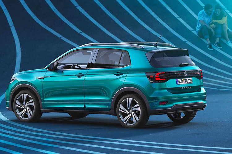 Về truyền động, cả hai phiên bản Volkswagen T-Cross được trang bị động cơ 3 xy-lanh, 1.0 TSI, tăng áp, cho công suất 115 mã lực, mô-men xoắn 178Nm, đi kèm hộp số 6 cấp. Mức tiêu thụ nhiên liệu được hãng công bố vào khoảng 6 lít/ 100km.