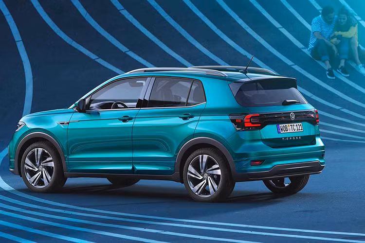 Về truyền động, cả hai phiên bản Volkswagen T-Cross được trang bị động cơ 3 xy-lanh, 1.0 TSI, tăng áp, cho công suất 115 mã lực, mô-men xoắn 178Nm, đi kèm hộp số 6 cấp. Mức tiêu thụ nhiên liệu được hãng công bố vào khoảng 6 lít/ 100km.