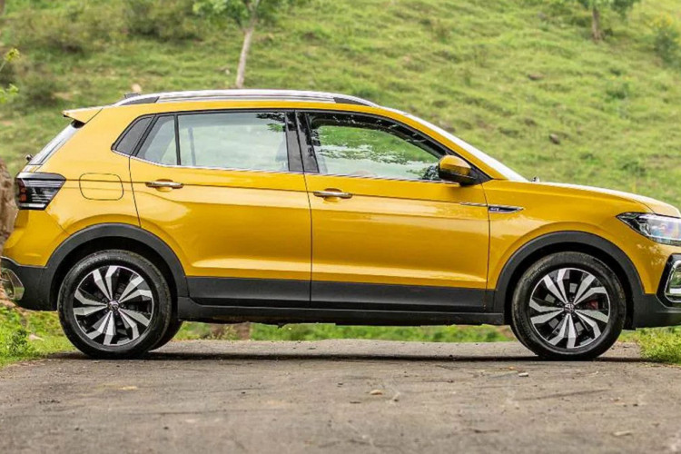 Tại thị trường Việt Nam, kích thước của Volkswagen T-Cross nhỉnh hơn đôi chút so với xe ở châu Âu. Cụ thể, xe có chiều dài 4.221 mm, chiều rộng 1.760 mm, chiều cao 1.612 mm và trục cơ sở 2.651 mm. Về mặt thiết kế, Volkswagen T-Cross có phần đầu xe vuông vắn và phẳng hơn, thừa hưởng những đường nét từ "đàn anh" Tiguan Allspace hay Teramont.