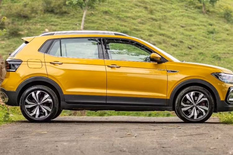 Tại thị trường Việt Nam, kích thước của Volkswagen T-Cross nhỉnh hơn đôi chút so với xe ở châu Âu. Cụ thể, xe có chiều dài 4.221 mm, chiều rộng 1.760 mm, chiều cao 1.612 mm và trục cơ sở 2.651 mm. Về mặt thiết kế, Volkswagen T-Cross có phần đầu xe vuông vắn và phẳng hơn, thừa hưởng những đường nét từ "đàn anh" Tiguan Allspace hay Teramont.