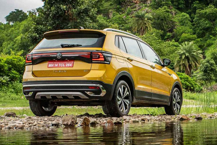 Nhìn ngang hông xe, Volkswagen T-Cross được nhấn nhá bằng các đường gân dập nổi sắc nét và mạnh mẽ tương tự như trên Tiguan. Chiếc SUV cỡ B được trang bị bộ mâm 17 inch ở phiên bản Luxury. Di chuyển ra phía sau là bị cụm đèn hậu dạng LED kéo dài hết chiều rộng thân xe làm nổi bật phong cách thiết kế thời thượng và duy nhất trong phân khúc.