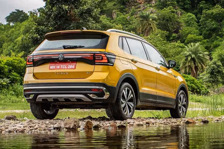 Nhìn ngang hông xe, Volkswagen T-Cross được nhấn nhá bằng các đường gân dập nổi sắc nét và mạnh mẽ tương tự như trên Tiguan. Chiếc SUV cỡ B được trang bị bộ mâm 17 inch ở phiên bản Luxury. Di chuyển ra phía sau là bị cụm đèn hậu dạng LED kéo dài hết chiều rộng thân xe làm nổi bật phong cách thiết kế thời thượng và duy nhất trong phân khúc.