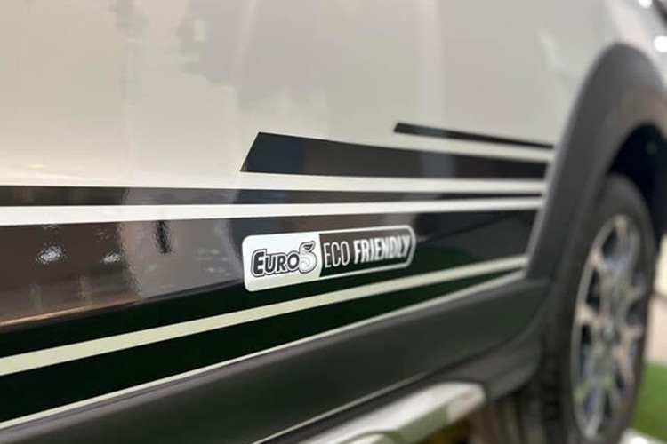 Bộ tem decal Euro 5 chứng minh khả năng thân thiện với môi trường, được thiết kế chạy ngang thân xe nhằm mang lại nét cá tính cho XL7 2022.