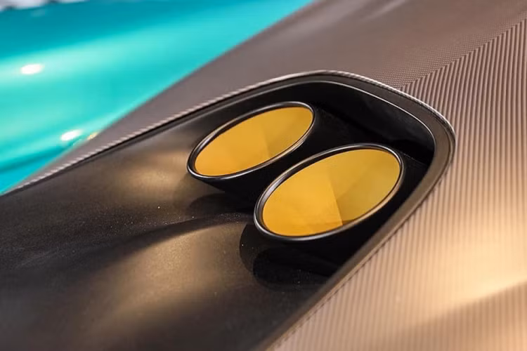 Siêu xe Aston Martin Valhalla 2022 được sử dụng hệ thống truyền động PHEV mới với động cơ V8, tăng áp kép, dung tích 4.0 lít được đặt giữa phía sau và có tích hợp thêm 2 mô tơ điện kết hợp giúp tổng công suất cho xe lên đến 937 mã lực và mô-men xoắn cực đại là 1.000 Nm.