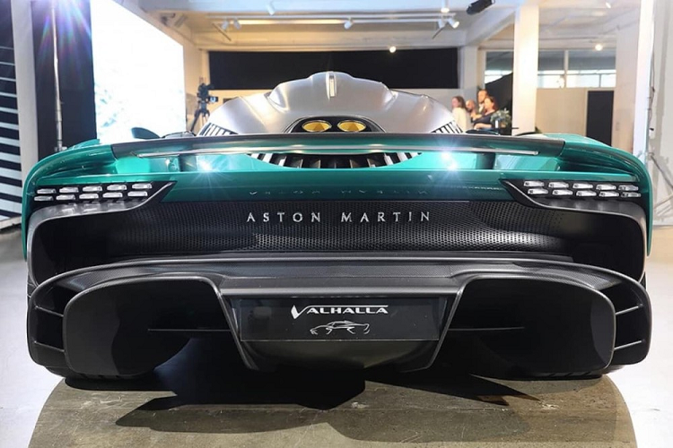Thông số này dễ nhận ra siêu xe Aston Martin Valhalla 2022 khi về Việt Nam sẽ có đối thủ chính là chiếc xe Ferrari SF90 Stradale mặc dù ngựa chồm có giá rẻ hơn đến 200.000 đô la nhưng công suất tối đa của hệ dẫn động hybrid lại đến 986 mã lực.