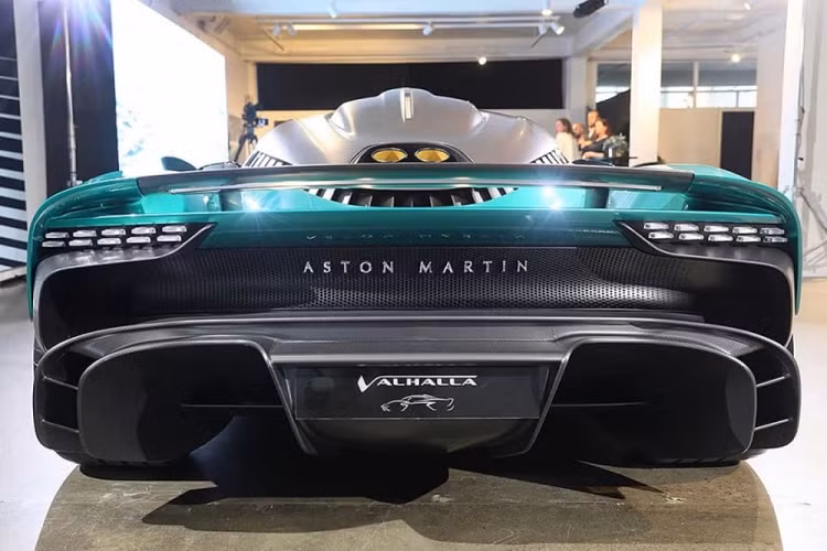 Thông số này dễ nhận ra siêu xe Aston Martin Valhalla 2022 khi về Việt Nam sẽ có đối thủ chính là chiếc xe Ferrari SF90 Stradale mặc dù ngựa chồm có giá rẻ hơn đến 200.000 đô la nhưng công suất tối đa của hệ dẫn động hybrid lại đến 986 mã lực.
