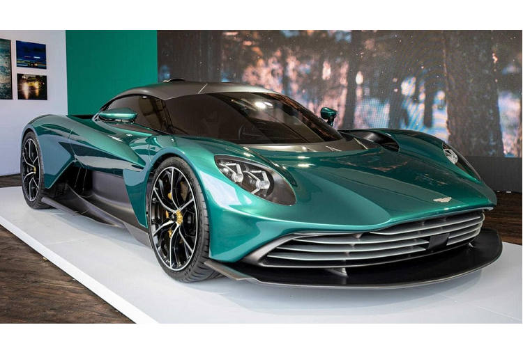 Mức giá xe Aston Martin Valhalla 2022 có mức bán ra tại nước ngoài từ 800.000 đô la (khoảng hơn 18,7 tỷ đồng), qua đó trở thành 1 trong những chiếc siêu xe Aston Martin đắt nhất từ trước đến nay được sản xuất.
