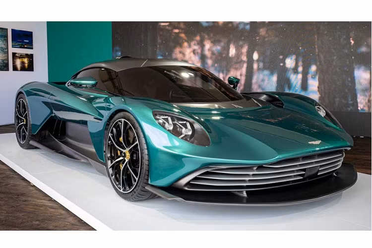 Mức giá xe Aston Martin Valhalla 2022 có mức bán ra tại nước ngoài từ 800.000 đô la (khoảng hơn 18,7 tỷ đồng), qua đó trở thành 1 trong những chiếc siêu xe Aston Martin đắt nhất từ trước đến nay được sản xuất.