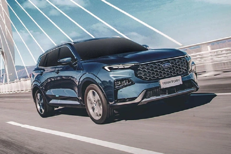 Tương tự Ranger và Transit, Ford Territory 2023 mới sẽ được lắp ráp tại nhà máy ở Hải Dương thay vì nhập khẩu nguyên chiếc. Xe sẽ cạnh tranh với những đối thủ như Honda CR-V, Hyundai Tucson, Kia Sportage và Mazda CX-5.