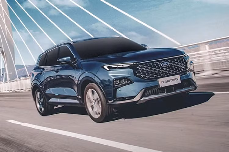 Tương tự Ranger và Transit, Ford Territory 2023 mới sẽ được lắp ráp tại nhà máy ở Hải Dương thay vì nhập khẩu nguyên chiếc. Xe sẽ cạnh tranh với những đối thủ như Honda CR-V, Hyundai Tucson, Kia Sportage và Mazda CX-5.