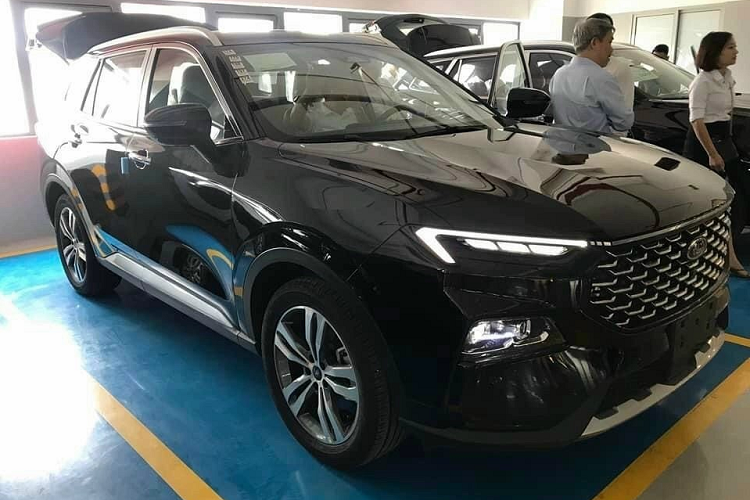 Giá xe Ford Territory 2023 ở 3 phiên bản dự kiến từ 830 triệu đồng, 930 triệu đồng và 965 triệu đồng. Bỏ ra số tiền trên, khách hàng Việt sẽ nhận về mẫu SUV có những trang bị ngoại thất đáng chú ý như lưới tản nhiệt hình bát giác cỡ lớn với mắt lưới hình tổ ong, sắp xếp dạng ma trận, dải đèn LED định vị ban ngày thanh mảnh nằm phía trên, đèn pha LED đặt bên dưới