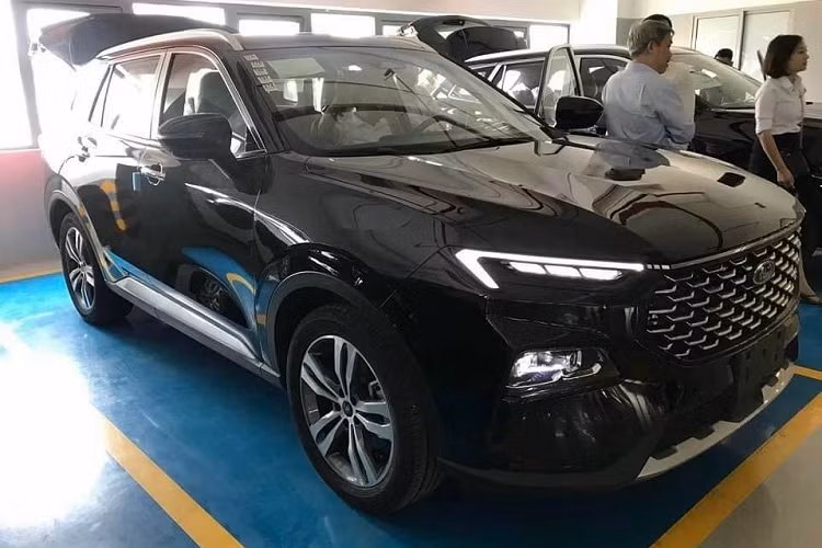 Giá xe Ford Territory 2023 ở 3 phiên bản dự kiến từ 830 triệu đồng, 930 triệu đồng và 965 triệu đồng. Bỏ ra số tiền trên, khách hàng Việt sẽ nhận về mẫu SUV có những trang bị ngoại thất đáng chú ý như lưới tản nhiệt hình bát giác cỡ lớn với mắt lưới hình tổ ong, sắp xếp dạng ma trận, dải đèn LED định vị ban ngày thanh mảnh nằm phía trên, đèn pha LED đặt bên dưới