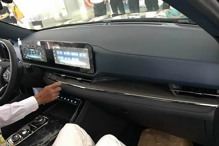 Các chi tiết khác như núm xoay chuyển số, điều hòa tự động 2 vùng độc lập chỉnh bằng các nút cảm ứng dưới mặt táp-lô, hệ thống lọc không khí, cửa gió dành cho hàng ghế sau, phanh tay điện tử, tính năng tự động giữ phanh tạm thời, gương chiếu hậu chống chói tự động, cửa sổ trời toàn cảnh Panorama và sạc điện thoại thông minh không dây.