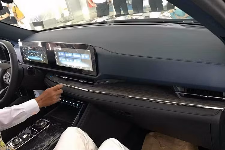 Các chi tiết khác như núm xoay chuyển số, điều hòa tự động 2 vùng độc lập chỉnh bằng các nút cảm ứng dưới mặt táp-lô, hệ thống lọc không khí, cửa gió dành cho hàng ghế sau, phanh tay điện tử, tính năng tự động giữ phanh tạm thời, gương chiếu hậu chống chói tự động, cửa sổ trời toàn cảnh Panorama và sạc điện thoại thông minh không dây.