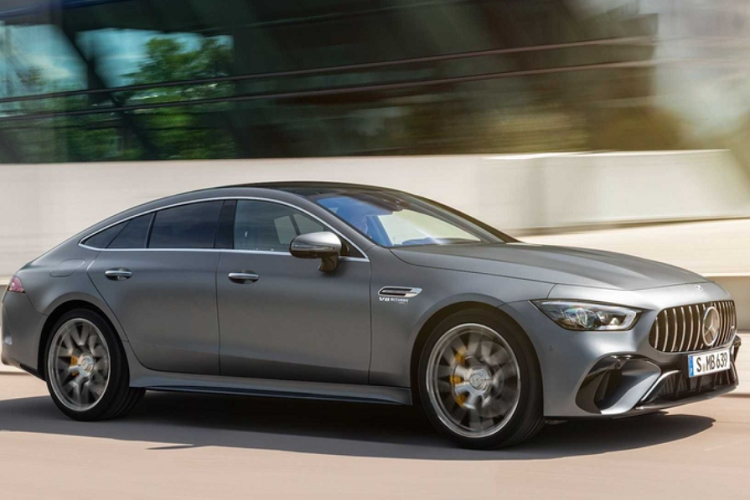 Ở bên trong, các màu sắc và yếu tố trang trí mới cũng được bổ sung, bao gồm cả vô lăng AMG Performance.