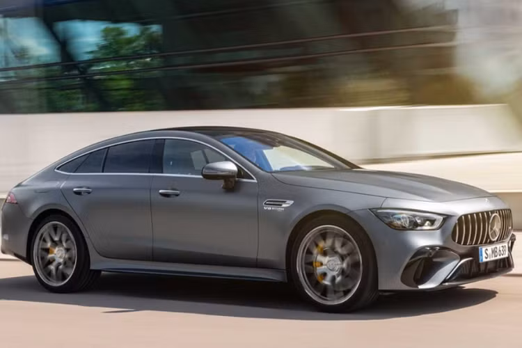 Ở bên trong, các màu sắc và yếu tố trang trí mới cũng được bổ sung, bao gồm cả vô lăng AMG Performance.