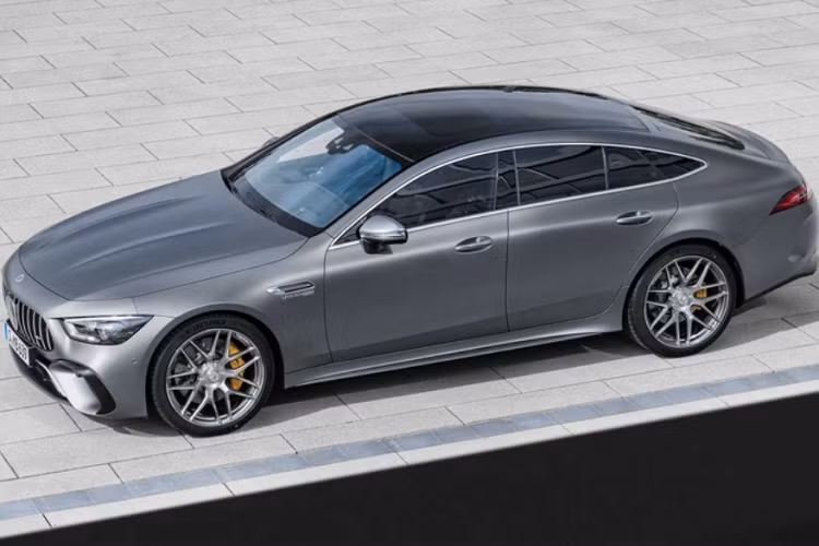 Về truyền động, các bản Mercedes-AMG GT 4-Door Coupe 2023 hàng đầu vẫn dùng động cơ tăng áp V8 4.0L sản sinh công suất 585 mã lực và mô-men xoắn 800 Nm với GT 63. Mẫu GT 63 S thì mạnh mẽ hơn với công suất 639 mã lực và mô-men xoắn 900 Nm.