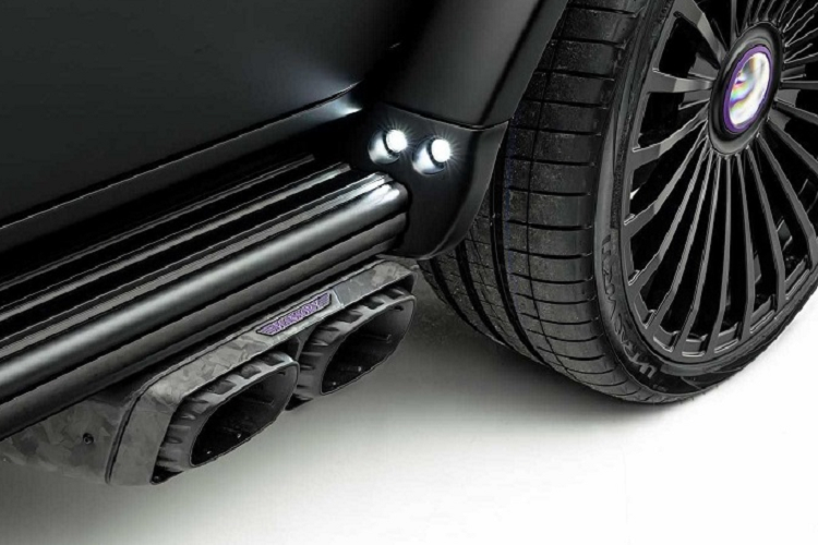 Nhìn bên ngoài, chiếc SUV có lớp sơn hai tông màu tím ở mặt trước và đen ở nửa thân sau. Tương tự như các bản độ Mansory trước đó, Mercedes-AMG G63 P900 được trang bị bộ body kit với những chi tiết dữ dằn hơn, bao gồm nắp capo có các khe hút lớn, cản va trước/sau cứng cáp, lưới tản nhiệt hầm hố, đèn trợ sáng trên nóc xe, cánh lướt gió lớn, họa tiết đặc biệt trên chụp bánh dự phòng ở phía sau,...