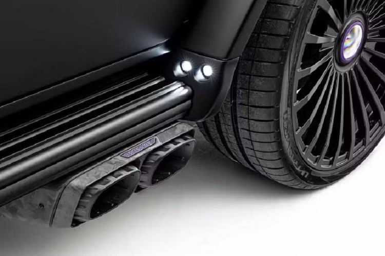 Nhìn bên ngoài, chiếc SUV có lớp sơn hai tông màu tím ở mặt trước và đen ở nửa thân sau. Tương tự như các bản độ Mansory trước đó, Mercedes-AMG G63 P900 được trang bị bộ body kit với những chi tiết dữ dằn hơn, bao gồm nắp capo có các khe hút lớn, cản va trước/sau cứng cáp, lưới tản nhiệt hầm hố, đèn trợ sáng trên nóc xe, cánh lướt gió lớn, họa tiết đặc biệt trên chụp bánh dự phòng ở phía sau,...