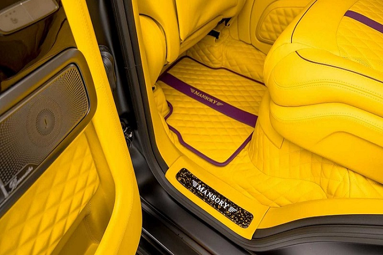 Bên trong khoang cabin, Mercedes-AMG G63 P900 Limited Edition 50th UAE cũng đi theo chủ đề thiết kế hai tông màu vàng và tím. Tương tự như Rolls-Royce Cullinan UAE Special Edition, ghế ngồi của bản độ G63 này cũng sử dụng hai tông màu khác nhau nhưng ở hàng ghế lái. Cách phối màu trên hai ghế ngồi phía trước cũng đối lập nhau giữa màu vàng và tím. Họa tiết UAE đặc biệt cũng xuất hiện ở tựa đầu các ghế ngồi.