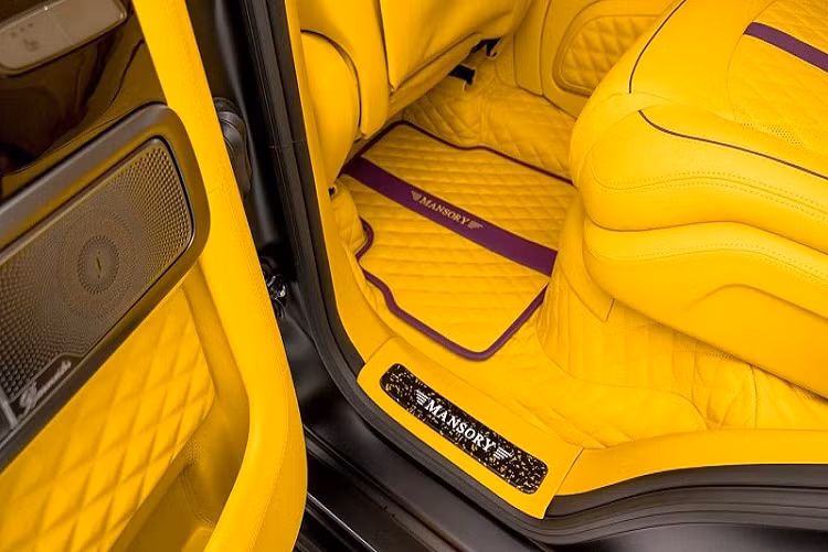 Bên trong khoang cabin, Mercedes-AMG G63 P900 Limited Edition 50th UAE cũng đi theo chủ đề thiết kế hai tông màu vàng và tím. Tương tự như Rolls-Royce Cullinan UAE Special Edition, ghế ngồi của bản độ G63 này cũng sử dụng hai tông màu khác nhau nhưng ở hàng ghế lái. Cách phối màu trên hai ghế ngồi phía trước cũng đối lập nhau giữa màu vàng và tím. Họa tiết UAE đặc biệt cũng xuất hiện ở tựa đầu các ghế ngồi.