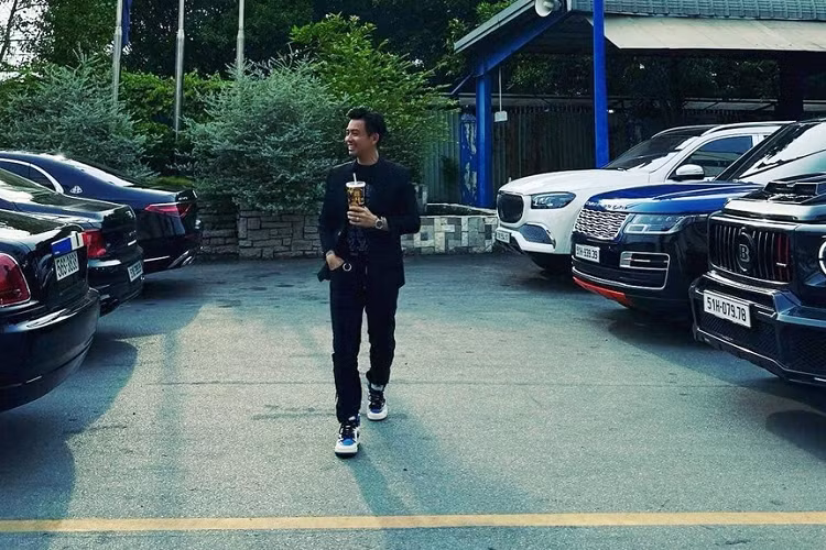 Chỉ còn 2 ngày nữa là hết năm 2022, lúc này, mọi người có lẽ đang du lịch hoặc ở nhà tụ tập bạn bè ăn uống, có khi là tìm trò gì đó để tiêu khiển qua 3 ngày lễ, còn với các đại gia, họ có thể đang tận hưởng cảm giác ngày nghỉ bên các xe đắt tiền mà mình sắm trong năm 2022, chẳng hạn như đại gia Minh Nhựa.