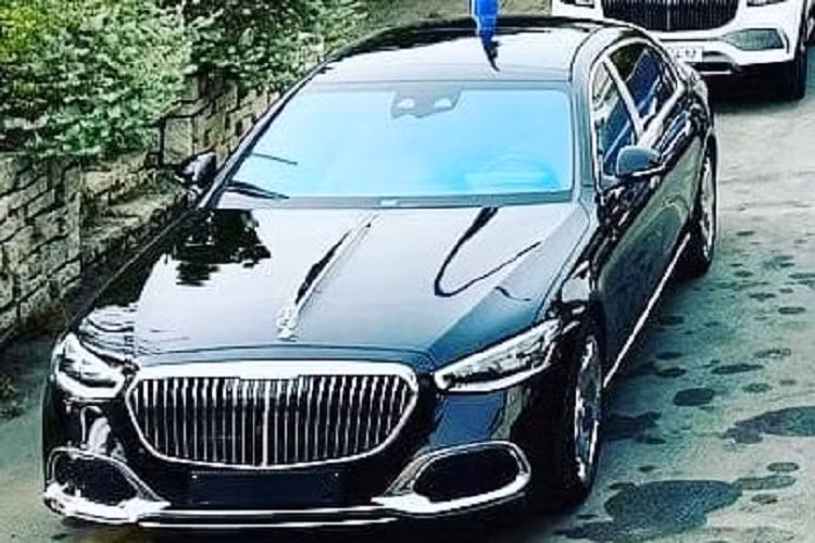 Nổi bật lên trên hết vẫn là chiếc xe siêu sang Bentley Flying Spur V8 thế hệ mới vì mang biển số tứ quý 9 (51K-399.99), tiếp đến là xe siêu sang Rolls-Royce Ghost mang biển cặp ông địa nhỏ (56S-3838)