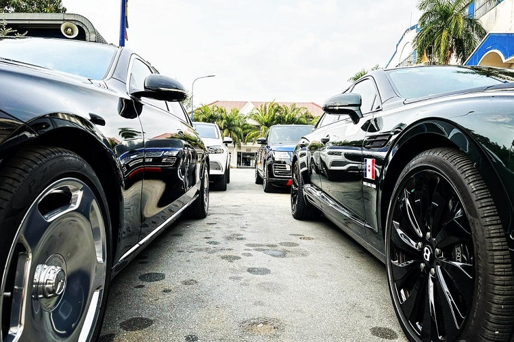 Nhìn vào cách bố trí dàn xe cũng thấy không có chỗ để mang bom tấn Pagani Huayra ra trưng bày vì khá lệch tông, nếu có McLaren Elva về nước, việc mang 2 bom tấn này đỗ hàng đầu tiên, đẩy vị trí của 2 hàng còn lại xuống 2 và 3 sẽ rất đẳng cấp, nhưng câu chuyện đó sẽ phải cần thời gian khá dài nữa.