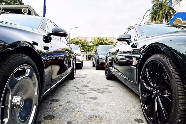 Nhìn vào cách bố trí dàn xe cũng thấy không có chỗ để mang bom tấn Pagani Huayra ra trưng bày vì khá lệch tông, nếu có McLaren Elva về nước, việc mang 2 bom tấn này đỗ hàng đầu tiên, đẩy vị trí của 2 hàng còn lại xuống 2 và 3 sẽ rất đẳng cấp, nhưng câu chuyện đó sẽ phải cần thời gian khá dài nữa.