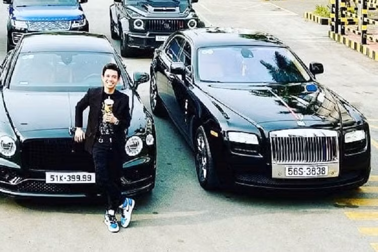 Và tiếp tục là đến SUV hạng sang Range Rover SVAutobiography của Minh Nhựa mang biển cặp thần tài nhỏ (51K-939.39), sau cùng là chiếc Mercedes-AMG G63 Edition One sở hữu biển mang ý nghĩa thần tài lớn và ông địa lớn (51H-079.78).