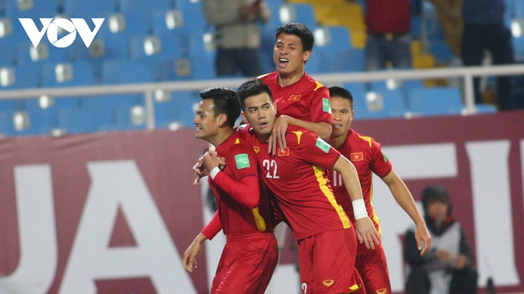 Trong tai “may man” cam coi tran DT Viet Nam voi CLB Dortmund