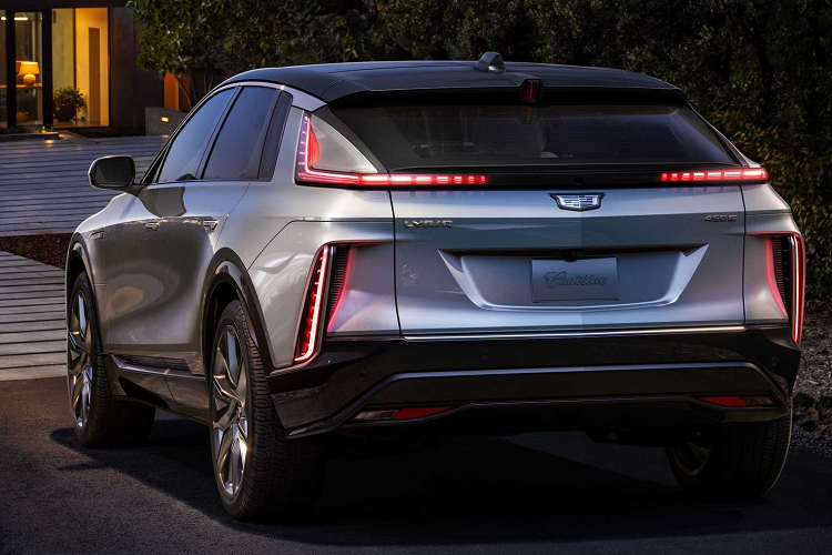 Mẫu xe Cadillac Lyriq được trang bị mô-tơ điện nằm trên cầu sau và cụm pin lithium-ion 100 kWh nhờ đó tạo ra cho xe công suất tối đa 340 mã lực và mô-men xoắn cực đại 440 Nm.