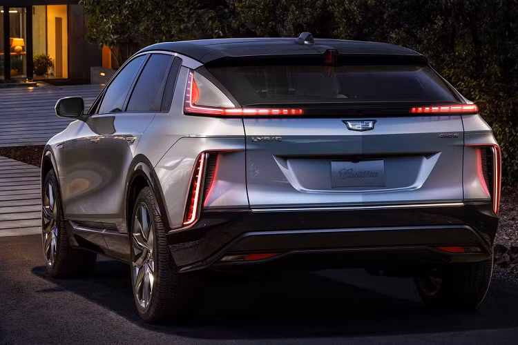 Mẫu xe Cadillac Lyriq được trang bị mô-tơ điện nằm trên cầu sau và cụm pin lithium-ion 100 kWh nhờ đó tạo ra cho xe công suất tối đa 340 mã lực và mô-men xoắn cực đại 440 Nm.