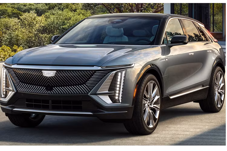 Về góc độ dài hạn, Cadillac có thể sẽ trở nên điện khí hóa hoàn toàn, đặc biệt là khi các thương hiệu hạng sang có ít sự va chạm về giá bán hơn các hãng xe bình dân khác, cũng như đa phần khách hàng mua xe hạng sang thường có chỗ đậu xe riêng để có thể sạc điện tại nhà qua đêm nên không phải quá lo lắng.