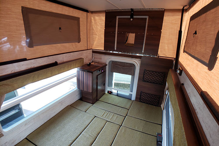 Một phía bên của cabin có thể mở ra và trở thành một chiếc bàn phục vụ ăn uống ngoài trời nếu chủ xe mới. Ở vị trí này, người dùng có thể bày trí một chỗ nấu ăn thoải mái hơn bằng lò nướng di động.