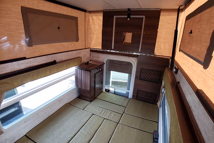 Một phía bên của cabin có thể mở ra và trở thành một chiếc bàn phục vụ ăn uống ngoài trời nếu chủ xe mới. Ở vị trí này, người dùng có thể bày trí một chỗ nấu ăn thoải mái hơn bằng lò nướng di động.