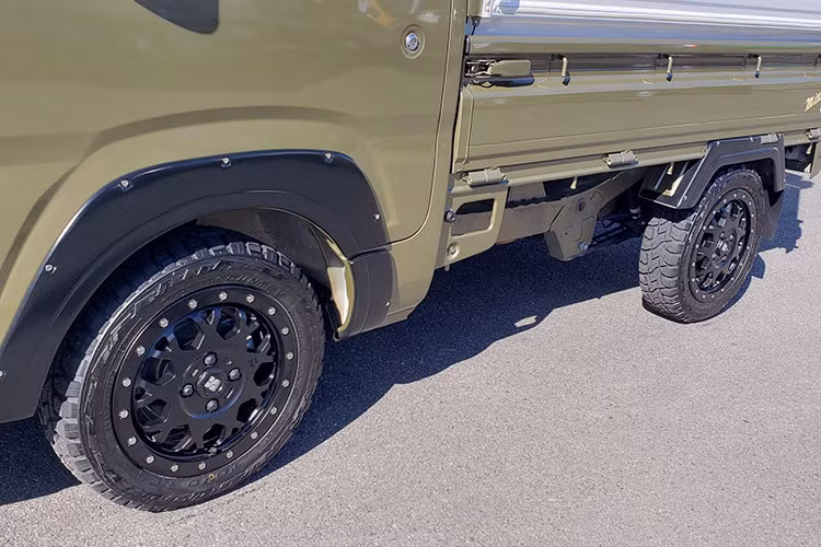 Cụ thể, mẫu xe kei mới này được gọi là nhà di động Mini Pop Bee Active Gear. Nó trông rất dễ thương, nhỏ xíu, và vừa vặn, nhưng nó cũng có chinh phục địa hình, và đủ rộng rãi để cung cấp chỗ ngủ cho 4 người trong điều kiện có vẻ là tương đối thoải mái.