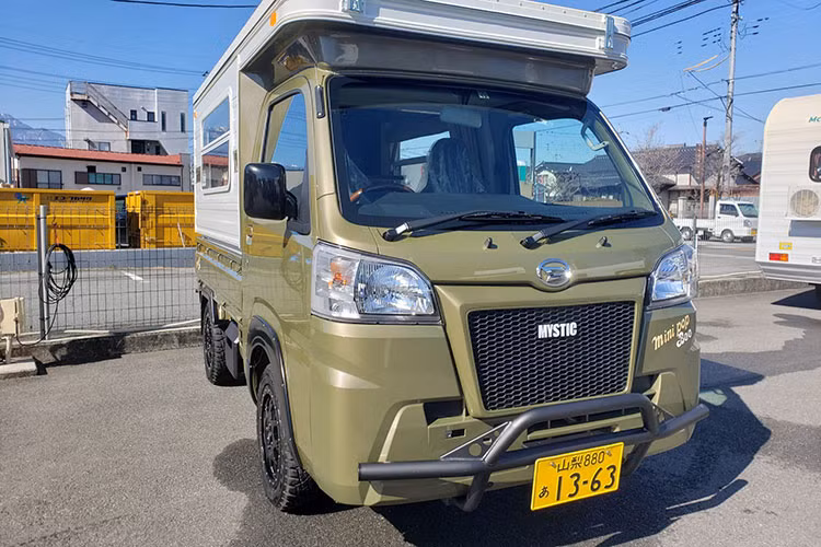 Với tất cả những gì kể trên, mức giá xe Mini Pop Bee Active Gear có mức khởi điểm tương xứng khoảng 3,7 triệu Yên (tương đương 695 triệu đồng), nhưng đáng tiếc là Mystic hiện chỉ có kế hoạch nhận đơn đặt hàng trong nội địa Nhật Bản vì nhu cầu cao. Trong tương lai, công ty này cũng hi vọng có thể thiết lập một hệ thống sản xuất quốc tế để chăm sóc các thị trường nước ngoài.