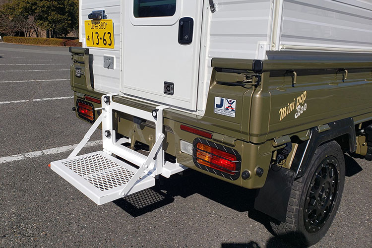 Bộ pin 105 Ah, đèn LED, và kết nối nguồn điện bên ngoài được cung cấp theo tiêu chuẩn, và các tùy chọn bổ sung bao gồm lò sưởi, bộ pin phụ, và một tấm pin năng lượng mặt trời nhỏ.