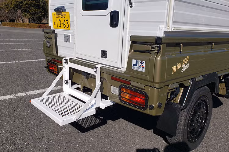 Bộ pin 105 Ah, đèn LED, và kết nối nguồn điện bên ngoài được cung cấp theo tiêu chuẩn, và các tùy chọn bổ sung bao gồm lò sưởi, bộ pin phụ, và một tấm pin năng lượng mặt trời nhỏ.