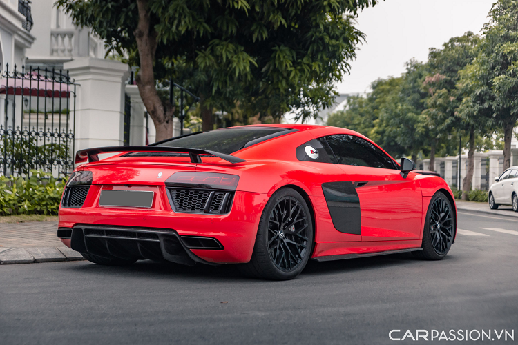 Ở phiên bản V10 Plus, Audi đã trang bị thêm cho R8 hàng loạt các chi tiết được làm từ sợi carbon như : líp trước, ốp gương chiếu hậu, ốp hốc gió, cánh gió sau và bộ khuếch tán, đi cùng với đó là khối động cơ V10 trên xe được tinh chỉnh lại để đạt công suất mạnh hơn đến 69 mã lực so với chiếc R8 V10 tiêu chuẩn.