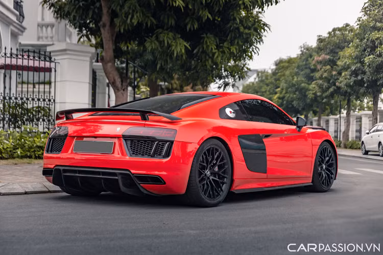 Ở phiên bản V10 Plus, Audi đã trang bị thêm cho R8 hàng loạt các chi tiết được làm từ sợi carbon như : líp trước, ốp gương chiếu hậu, ốp hốc gió, cánh gió sau và bộ khuếch tán, đi cùng với đó là khối động cơ V10 trên xe được tinh chỉnh lại để đạt công suất mạnh hơn đến 69 mã lực so với chiếc R8 V10 tiêu chuẩn.