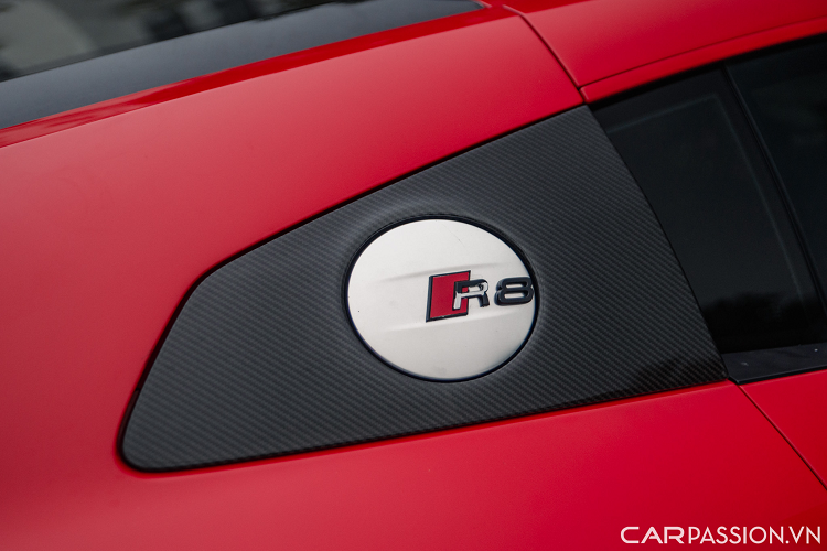 Về ngoại thất, thiết kế trên Audi R8 V10 Plus được trau chuốt lại theo hướng hiện đại và góc cạnh hơn, thay cho nét mềm mại của thế hệ R8 đầu tiên. Cản trước của xe được những kĩ sư thiết kế từ Audi “lột xác” toàn bộ với mặt ca-lăng hình tổ ong sơn đen làm điểm nhấn, hốc gió trước của xe cũng được thay đổi với các nan nằm dọc.