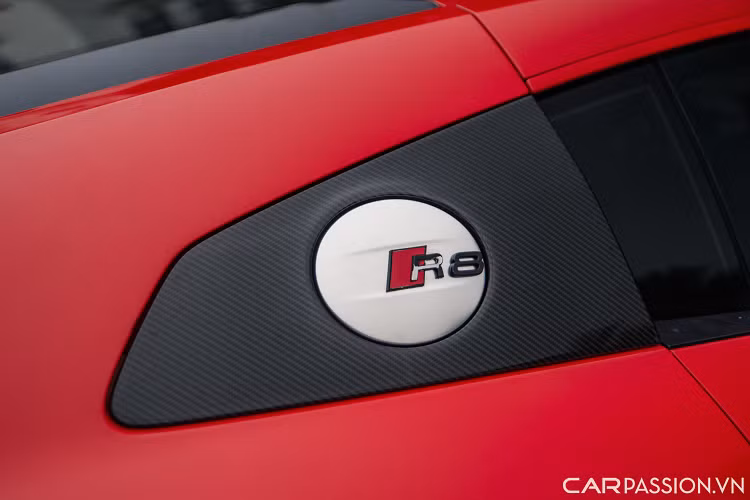 Về ngoại thất, thiết kế trên Audi R8 V10 Plus được trau chuốt lại theo hướng hiện đại và góc cạnh hơn, thay cho nét mềm mại của thế hệ R8 đầu tiên. Cản trước của xe được những kĩ sư thiết kế từ Audi “lột xác” toàn bộ với mặt ca-lăng hình tổ ong sơn đen làm điểm nhấn, hốc gió trước của xe cũng được thay đổi với các nan nằm dọc.